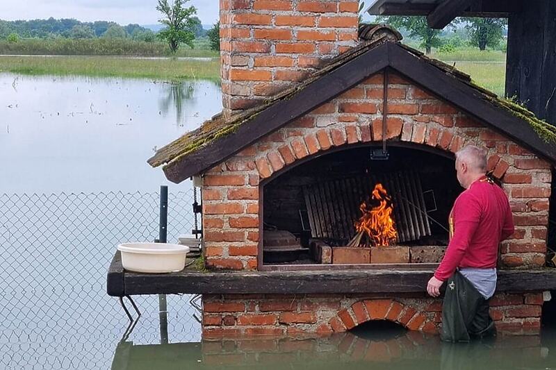 Prizor iz Hrvatske nasmijao mnoge: Čovjek u poplavljenom dvorištu palio vatru na roštilju