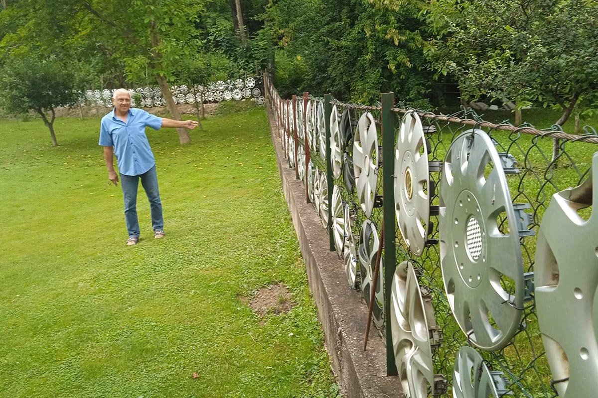 Sakupio stotine izgubljenih ratkapa te njima ukrasio ogradu