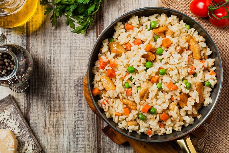 Ručak spreman za pola sata: Napravite rižu s piletinom i povrćem u jednoj tavi