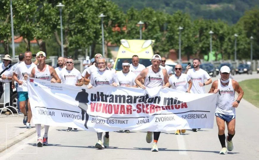 Ultramaratonci iz Vukovara stigli u Potočare: “Ovakve zločine mogu da urade samo zli ljudi”