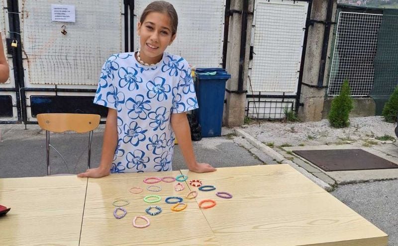 Djevojčica u Sarajevu prodavala narukvice – sve što je zaradila donirala za jetime iz Sirije