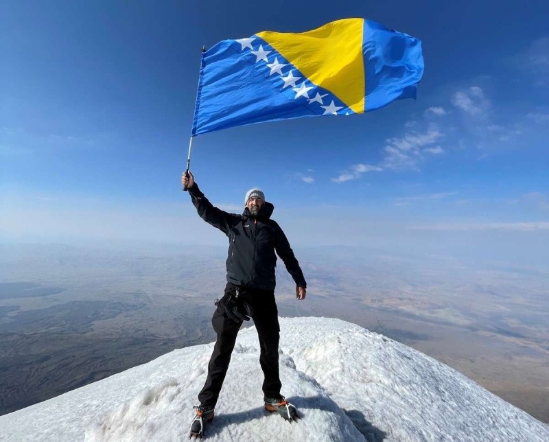 Na 5.137 metara visokom Araratu zavihorila se zastava BiH