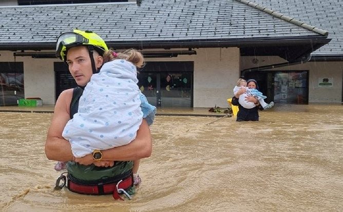 Potresne scene iz Slovenije: Vatrogasci spašavali djecu iz potopljenog vrtića