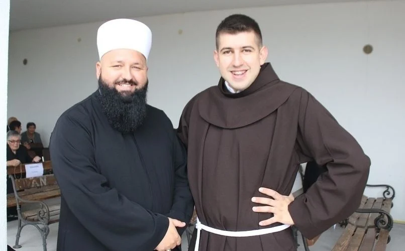 Ovaj fratar na misama u BiH proziva političare, ratne profitere, nečasne sveštenike…