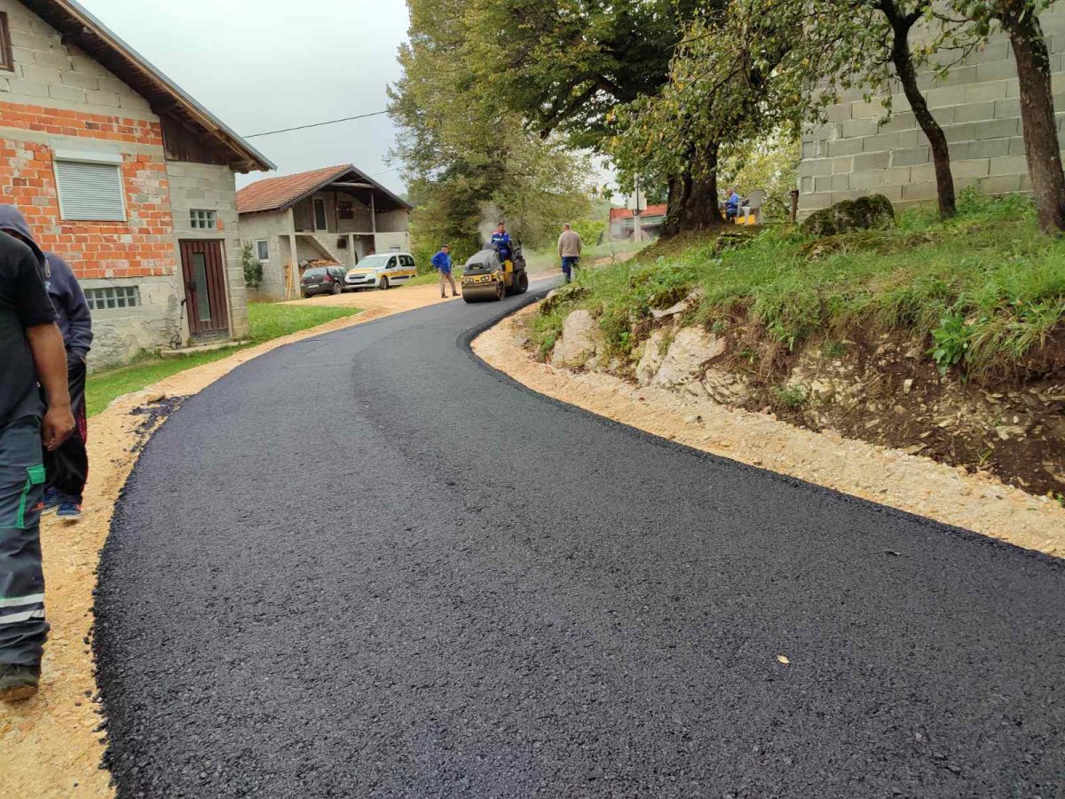 Novi asfalt i u Skucanom Vakufu, naselje Pašići