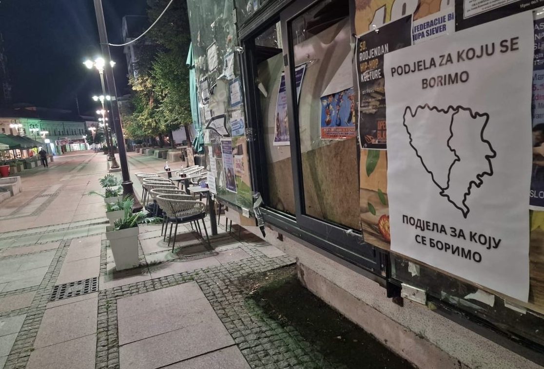 U Tuzli, Brčkom i Bijeljini postavljeni plakati na kojima je prikazana podijeljena BiH