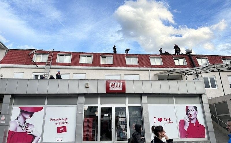 Vjetar napravio haos u Foči: Krov poznatog hotela pao na ugostiteljske objekte