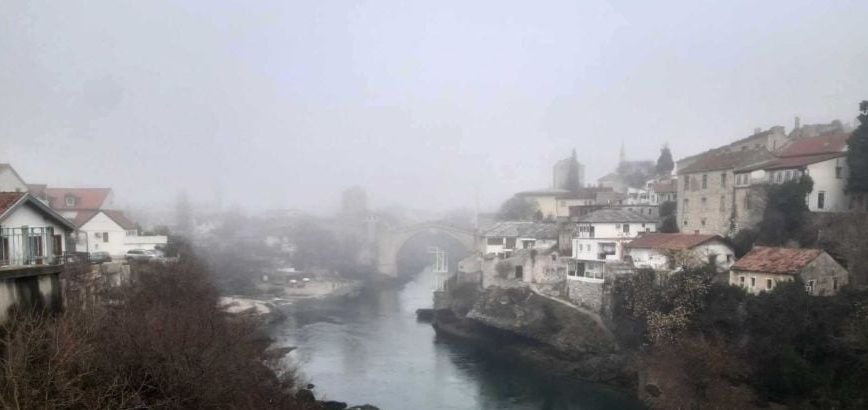 Nesvakidašnji prizor: Stari most ”izgubljen” u magli