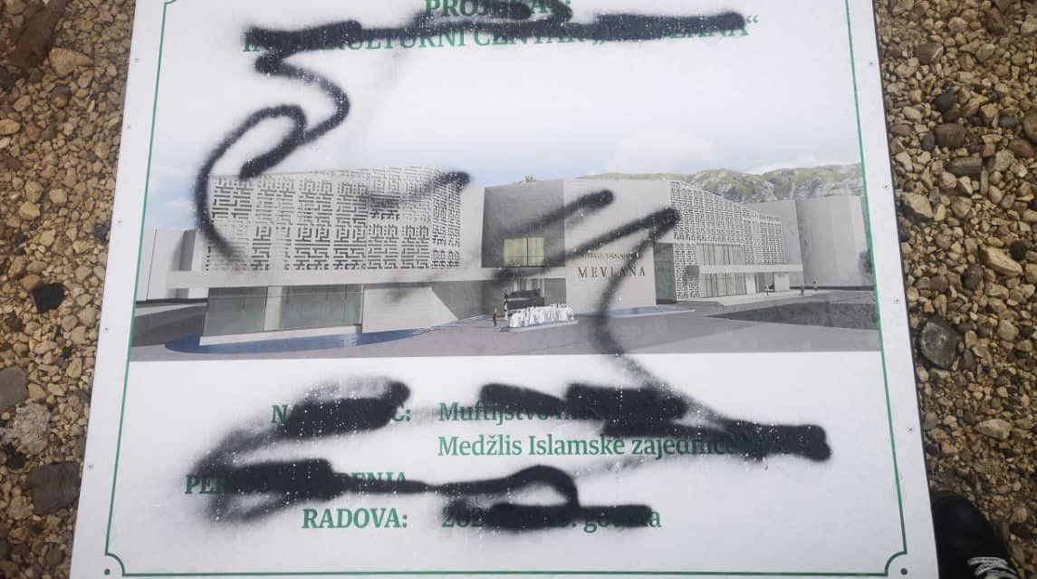 Mostar: Uništili tablu koja najavljuje projekat Islamske zajednice