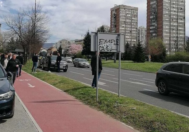 Dok Konaković klanja džumu, službena vozila parkirana na glavnoj gradskoj saobraćajnici