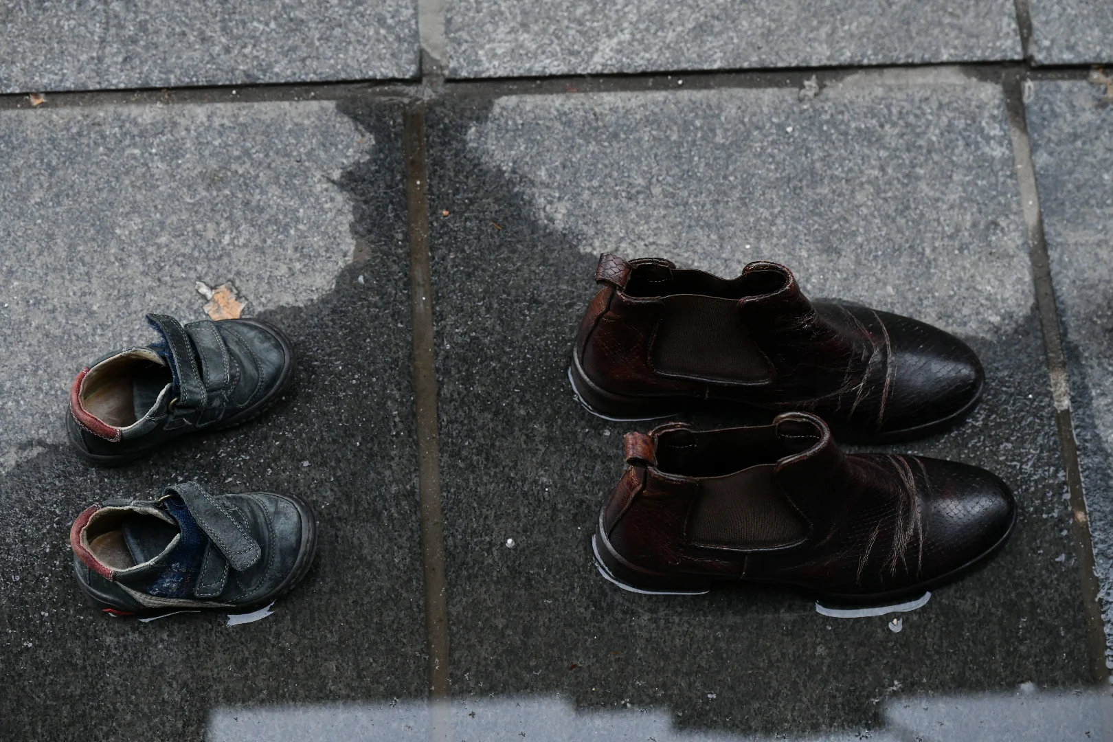 “Stazom sjećanja 11.541” u Sarajevu: Par cipela simbolizira žrtvu opsade glavnog grada BiH