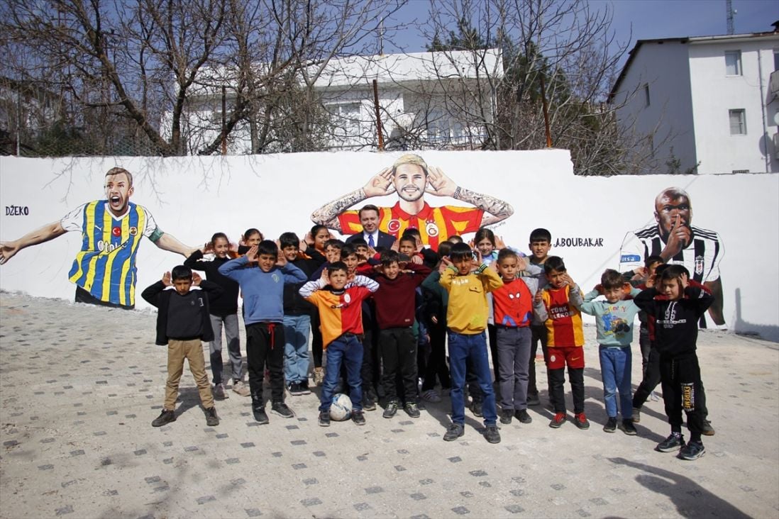 Djeca u Turskoj oduševljena muralima Edina Džeke i drugih igrača Superlige