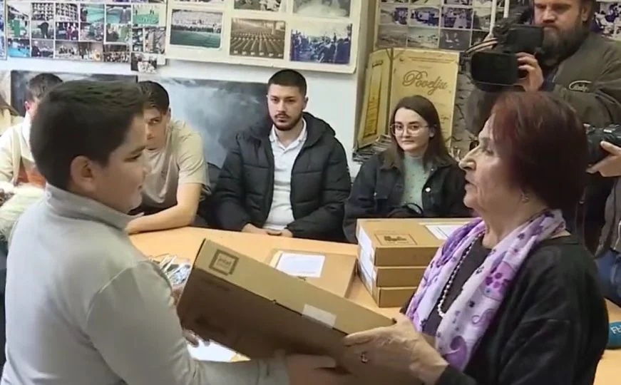 Lijepe priče iz BiH: Najboljim učenicima iz Srebrenice dodijeljeni laptopi