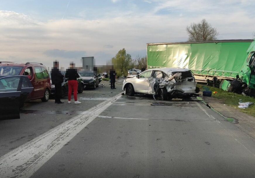 Porodica iz Sanskog Mosta preživjela horor kada se rumunski kamiondžija na granici Hrvatske i BiH zabio u 16 automobila